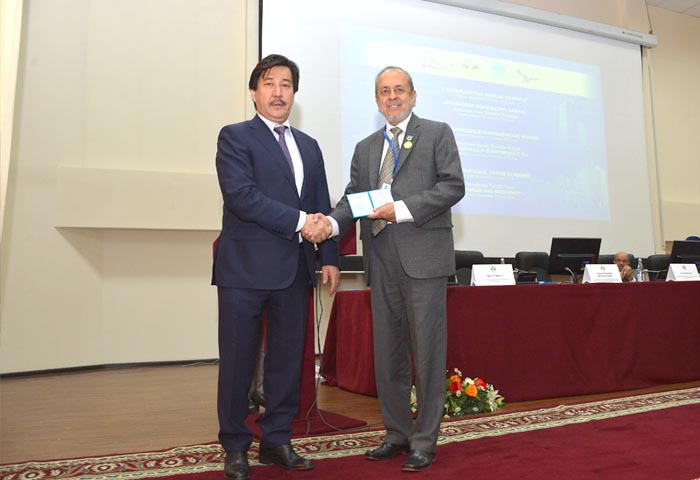 Al-Farabi Gold Medal for Executive Director COMSATS